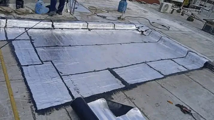 Colocación de membrana impermeabilizante en cubierta