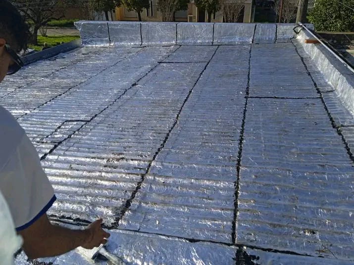 Membrana reflectante aplicada sobre gran superficie de techo